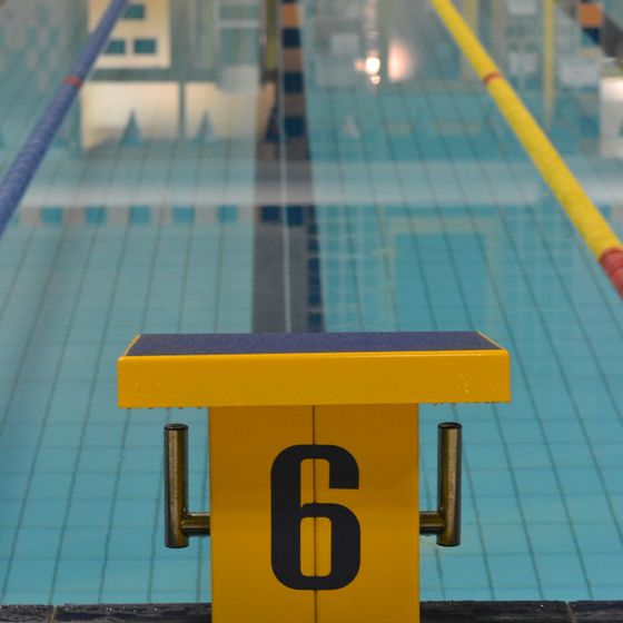 Schwimmbecken mit Startblock
